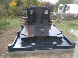 Памятники на двох з граніту